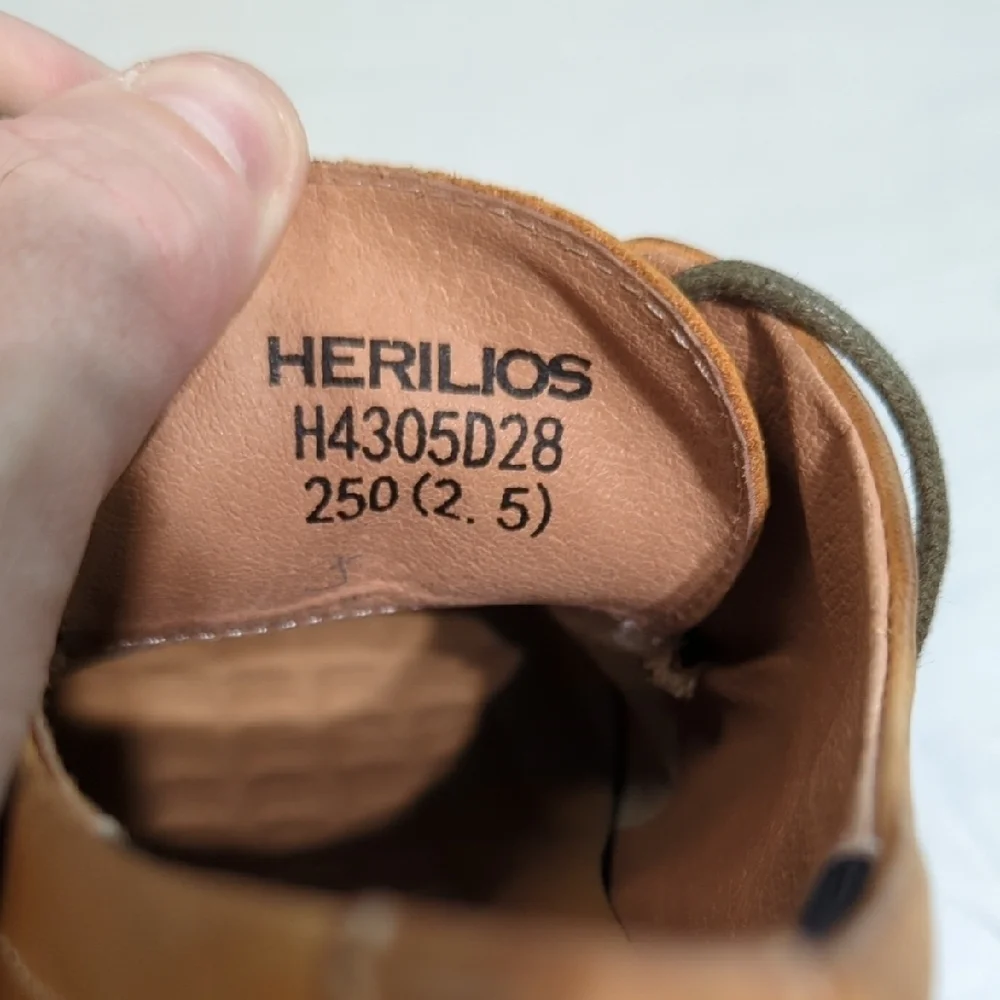 Brown Leather Oxford Shoes with Lace-Up Design